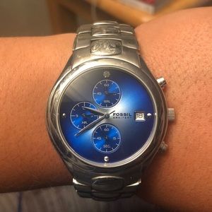 Fossil Arkitekt with diamond chip with blue face.